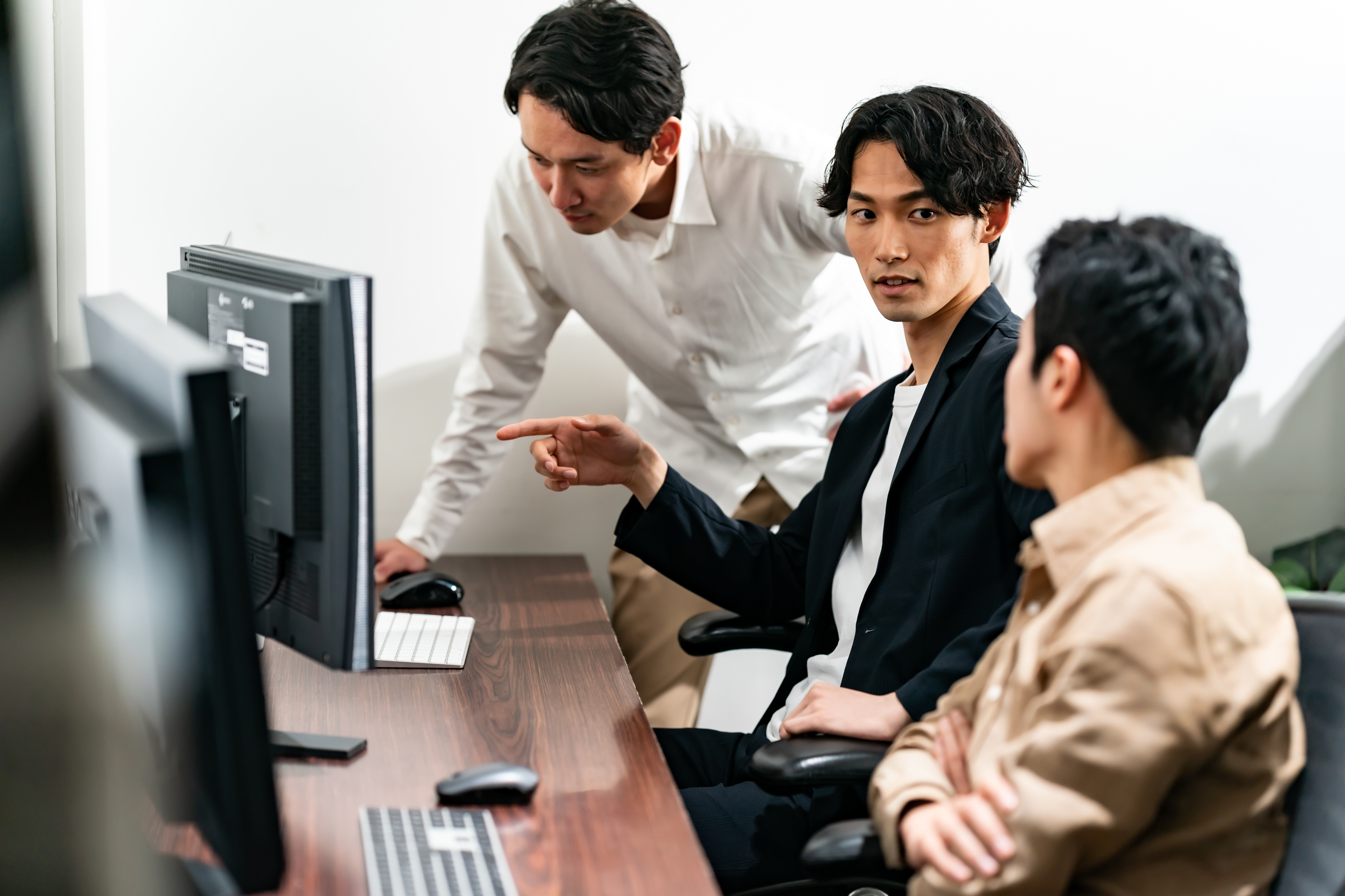 打ち合わせをするエンジニア